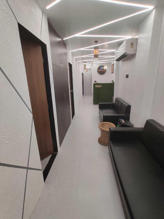 Utrān Oyo 91692 The You And Me Hotel المظهر الخارجي الصورة